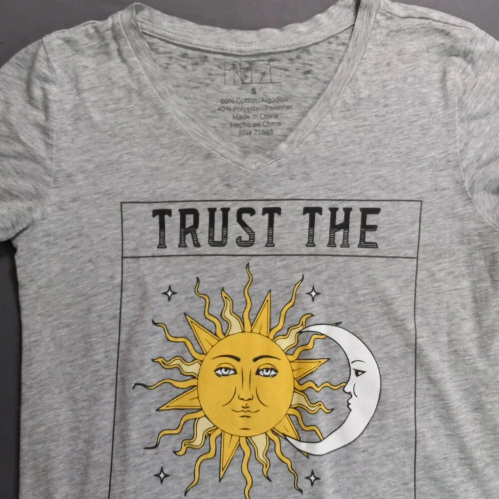 Freeze Trust The Universe Sun Moon Graphic‎ Tee Gray V-Neck T-Shirt Small